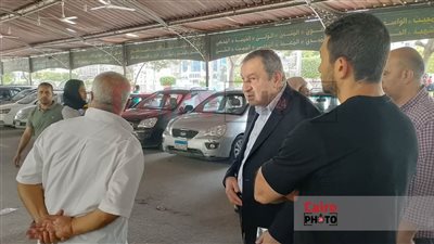 وصول جثمان شقيقة عصام شرف رئيس الوزراء الأسبق إلى مسجد مصطفى محمود | صور