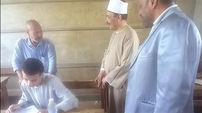 في أول أيام الامتحانات.. طلاب الثانوية الأزهرية بسوهاج: الجو شديد الحرارة ومفيش مراوح كافية في اللجان