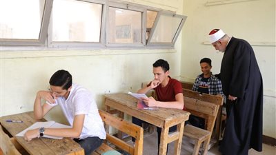 وكيل الأزهر يتفقد لجان امتحانات الشهادة الثانوية الأزهرية.. ويوجه بتوزيع المياه بسبب حرارة الجو