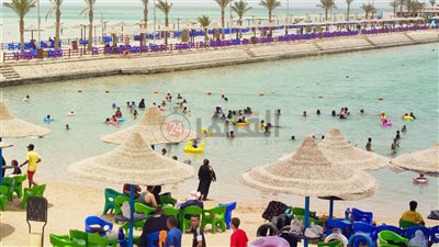 رغم تراجع مياه البحر.. إقبال على شواطئ الغردقة هربًا من ارتفاع درجات الحرارة | صور