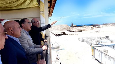 رئيس الوزراء يتابع تنفيذ عدد من المشروعات بمينائي الإسكندرية والدخيلة