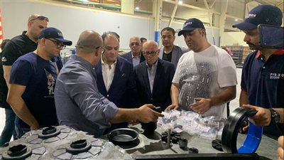 بعد شائعات إغلاقه.. وزير الصناعة يتفقد مصنع بيراميدز لإطارات السيارات ببورسعيد | صور وفيديو 