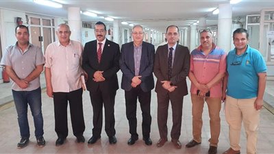 نائب رئيس جامعة حلوان يشيد بمستوى النظام داخل لجان امتحانات نهاية العام بكلية التربية| صور