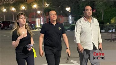 أول ظهور لها بعد قضية المخدرات.. منة شلبي تقدم واجب العزاء في والد المخرجة مريم أحمدي بمسجد الشرطة 