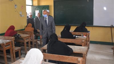 بدء توافد طلاب الشعبة الأدبية بالثانوية الأزهرية بالقليوبية على لجان الامتحانات 