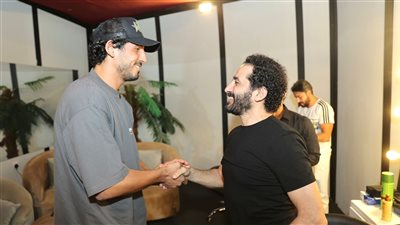 بيومي فؤاد وأحمد حجازي يشاركان أحمد حلمي نجاح مسرحية ميمو في جدة│صور