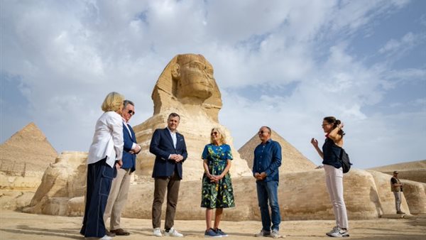 جيل بايدن تزور الأهرامات