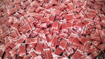 ضبط 5 أطنان سلع غذائية منتهية الصلاحية داخل مصنع بالغربية |صور 