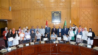 محافظ الإسماعيلية يكرم أوائل الشهادة الإعدادية والأم المثالية