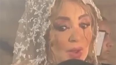 بإطلالة تشبه فستان الزفاف.. شهيرة تخطف الأنظار في مهرجان الزمن الجميل بـ بيروت