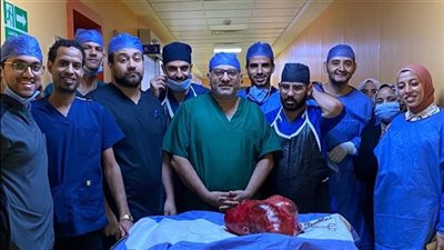 المريضة بصحة جيدة.. الجراح المسؤول عن استئصال ورم يزن 30 كجم من رحم سيدة يكشف كواليس نجاح العملية الجراحية