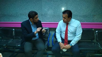 وزير الصحة يقرر صرف شهر مكافأة للعاملين بمستشفى القاهرة الفاطمية بعد زيارة مفاجئة