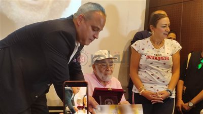 حسن يوسف مازحا عن إمكانية سماحه لابنه عمر بالتقبيل في الأفلام: أبوه ياما باس خليه يدوق 