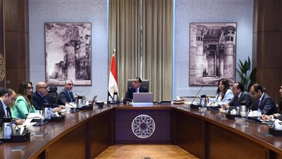 مدبولي يستعرض مع رئيس اقتصادية القناة مستجدات المشروعات الاستراتيجية والاستثمارية بالمنطقة