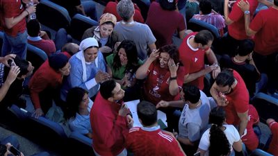 ذكرى لطيفة يا رب الفرحة تكمل.. احتفال عدد من مشجعي النادي الأهلي بعيد ميلاد صديقتهم في مدرجات مباراة الأهلي والوداد