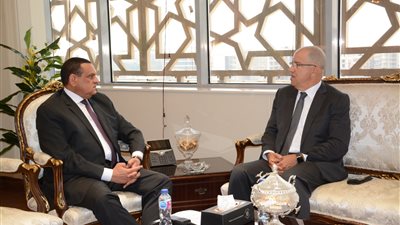 وزير التنمية المحلية يتابع مع رئيس اتحاد الصناعات الموقف التنفيذي لمبادرة شغلك في قريتك