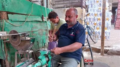 عمره 100 عام.. عم عنتر صاحب أقدم محل لـ سن السكاكين بأسيوط: ورثت المهنة من أجدادي| صور وفيديو 