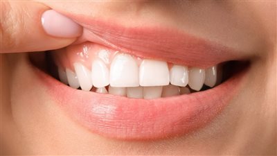 استخدام خيط الأسنان قد يقلل خطر الإصابة بالسكتة الدماغية.. أطباء يوضحون