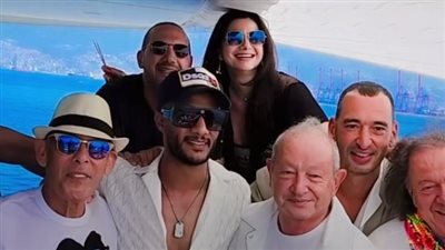 محمد رمضان يحتفل بعيد ميلاد نجيب ساويرس بـ يخت على البحر