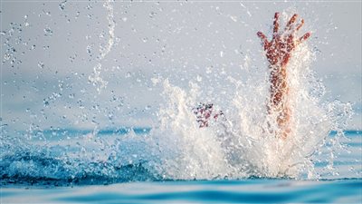 مصرع شاب غرقا أثناء السباحة بشاطئ الريسة بالعريش