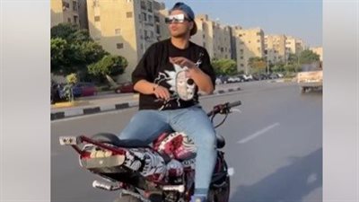 راكب موتوسيكل بالمقلوب.. شاب يستعرض بدراجة نارية ويعرض حياة المواطنين للخطر | فيديو