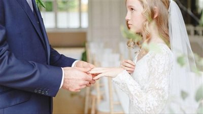 زواج في الخفاء وعروس قاصر.. تفاصيل ضبط والد الطفلة العروس وعريسها بقنا بعد إحباط زفافها | بث مباشر