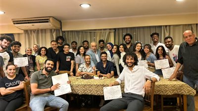 بعد حصوله على جائزة الإبداع.. شباب المبدعين يحتفلون مع أشرف زكي في المهن التمثيلية