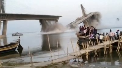 انهيار جسر في الهند بمياه النهر للمرة الثانية واختفاء عمال| فيديو