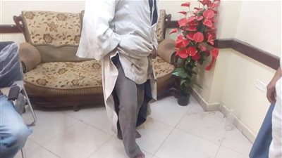 رجلي مقطوعة.. ضبط متسول يدعي إصابته بإعاقة حركية في قنا لاستعطاف المواطنين