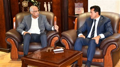 وزير الرياضة يجتمع مع اتحاد الكرة للاطمئنان على ترتيبات المنتخبين الأول والأولمبي