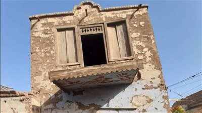 على غرار برج بيزا.. مبنى مائل منذ عشرات السنين بالأقصر 