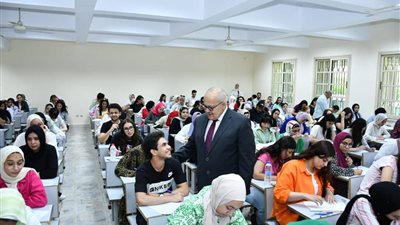 رئيس جامعة القاهرة يتفقد سير امتحانات نهاية العام بالكليات| صور 