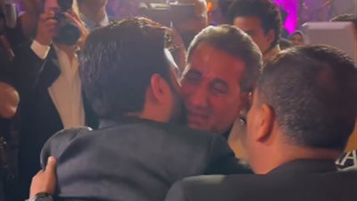 بكاء هستيري لوالد العريس وغناء حمو بيكا ومصطفى قمر.. أبزر لقطات حفل زفاف نجل أحمد شيبة