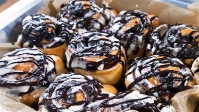 طريقة عمل السينابون بالشوكولاتة.. طعم لا يقاوم بأقل تكلفة