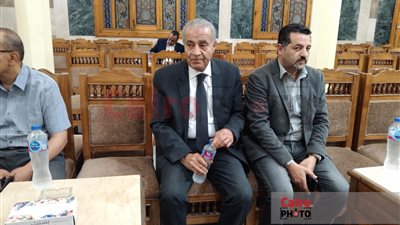 وزير التموين ونقيب المهندسين السابق يؤديان واجب العزاء في شقيقة عصام شرف