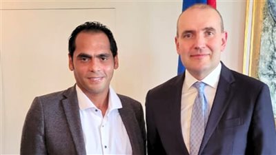 رئيس أيسلندا يلتقي لاعب التنس المصري أنور الكموني في منتدى روح الإنسانية 