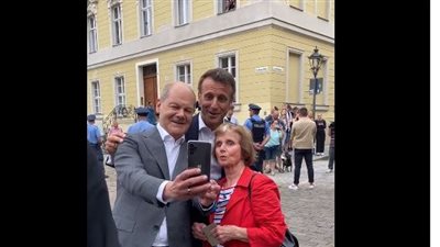 الرئيس الفرنسي والمستشار الألماني يلتقطان صورا مع المواطنين في شوارع برلين| فيديو