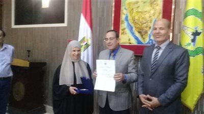 هدية الرئيس.. محافظ شمال سيناء يسلم الأم المثالية شيكًا بـ50 ألف جنيه