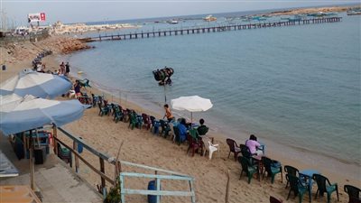 ارتفاع درجات الحرارة وتزايد الإقبال على شواطئ الإسكندرية