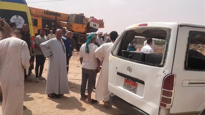 مصرع شخص وإصابة 13 في انقلاب ميكروباص بطريق مطروح الساحلي