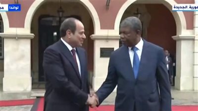 السيسي ونظيره الأنجولي يستعرضان حرس الشرف في القصر الرئاسي بلواندا