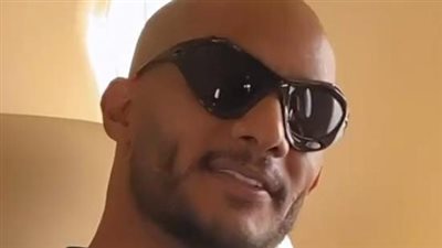 محمد رمضان يحلق شعره زيرو ويصدم الجمهور.. ويعلق: في طريقي إلى رومانيا