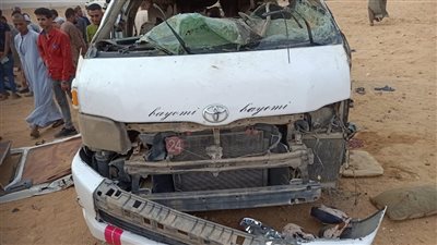 في طريقهم لقضاء إجازة العيد.. تفاصيل مصرع وإصابة 7 عمال بحادث انقلاب ميكروباص بمطروح| بث مباشر 