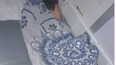 والد طفل مصاب بالسرطان يستغيث بالمسؤولين: بلف بابني بقالي شهرين.. و57357 وضعه على قائمة الانتظار 