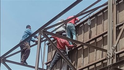 قبل بدء العاصفة.. إزالة لافتة إعلانية مخالفة للشروط الفنية والتراخيص أعلى عقار بميدان كوبري القبة | صور 