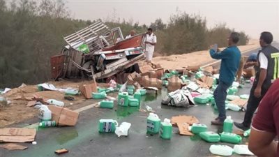 مصرع شابين وإصابة آخر إثر تصادم سيارتين بالطريق الصحراوي الغربي ببني سويف| صور