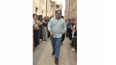 وفاء للجميل.. طالبات بتربية حلوان ينظمن ممرًا شرفيًا لـ أستاذ جامعي
