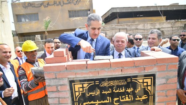 محافظ الغربية يضع