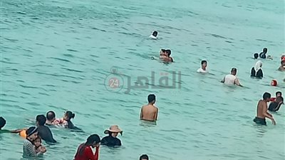 إقبال كبير من المصطافين على شواطئ مطروح للاستمتاع بالطقس | صور