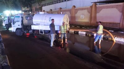 بدء سحب تجمعات مياه الصرف الصحي بعد كسر خط طرد ببورفؤاد | صور